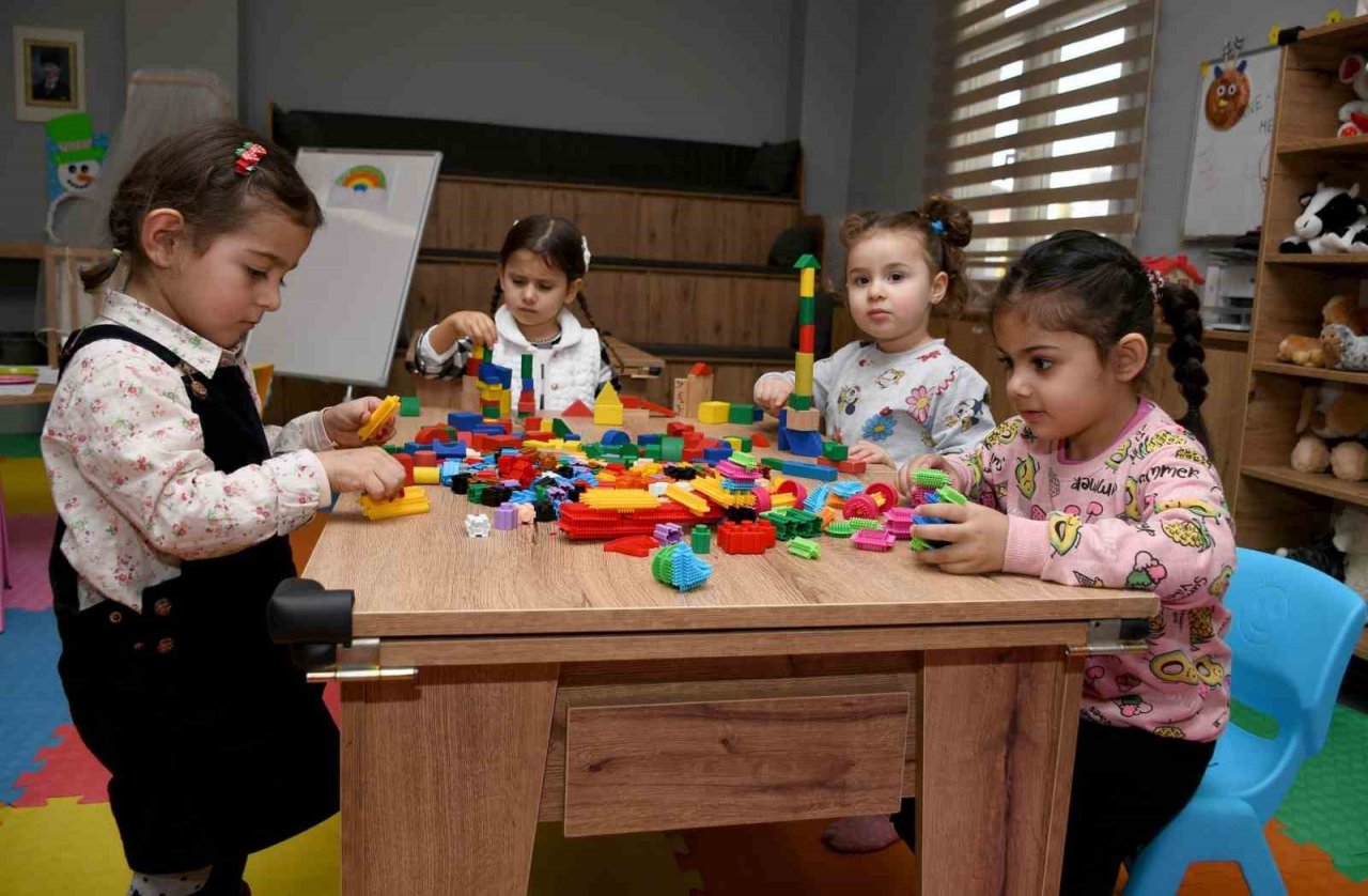 Anne-Baba Çocuk Merkezi minikleri eğitim hayatına hazırlıyor