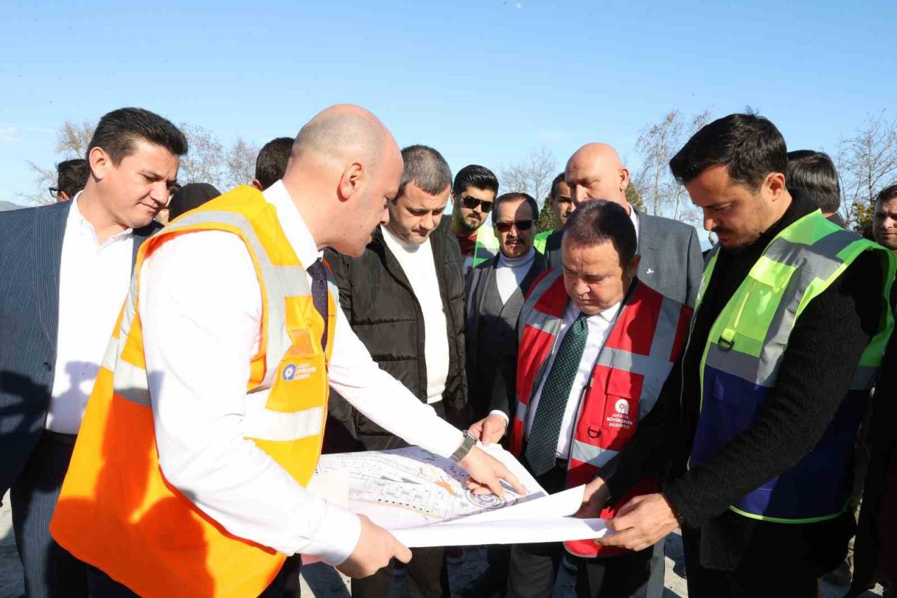 Finike Cumhuriyet Meydanı 23 Nisan’da açılıyor