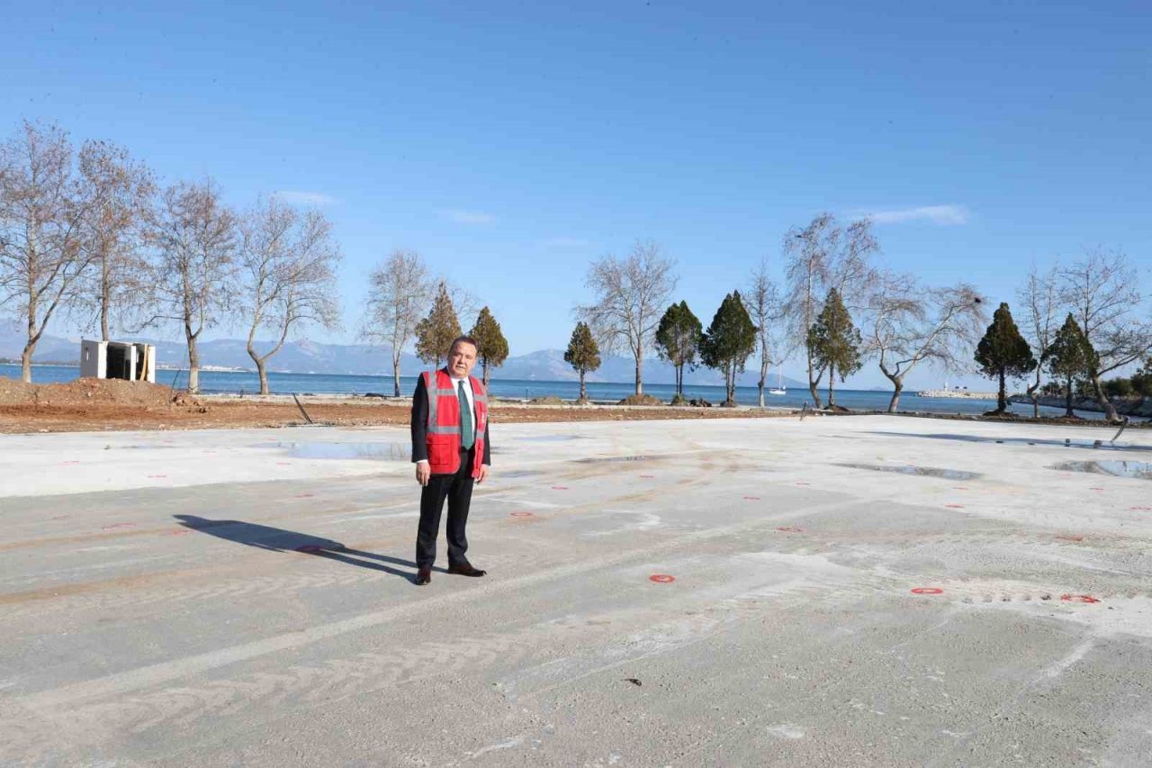 Finike Cumhuriyet Meydanı 23 Nisan’da açılıyor