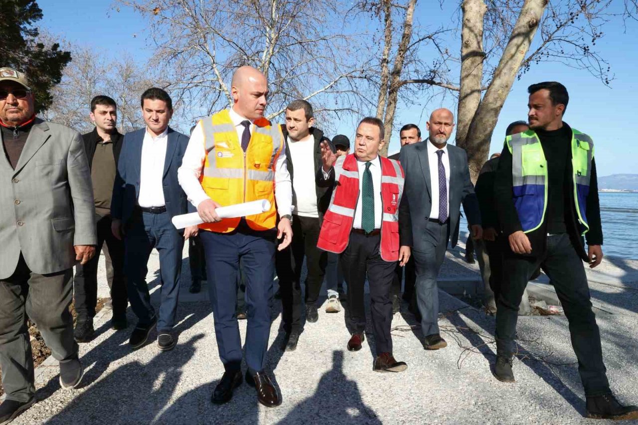 Finike Cumhuriyet Meydanı 23 Nisan’da açılıyor