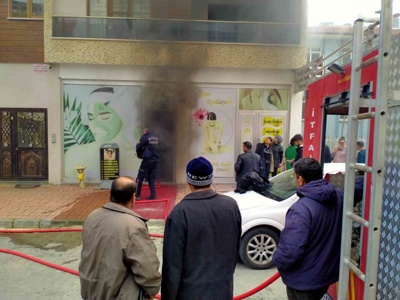 Güzellik merkezinde çıkan yangın panikletti