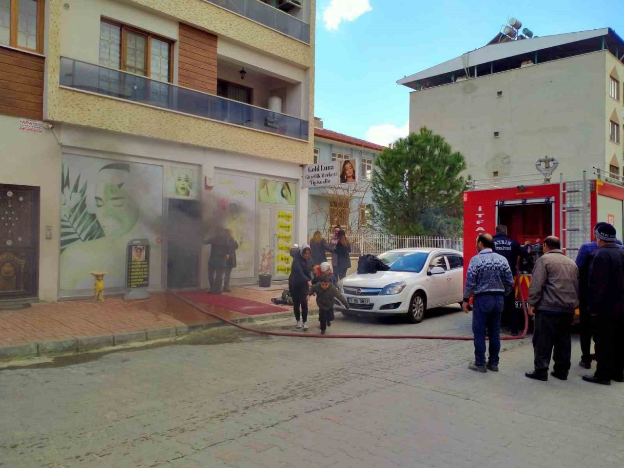 Güzellik merkezinde çıkan yangın panikletti