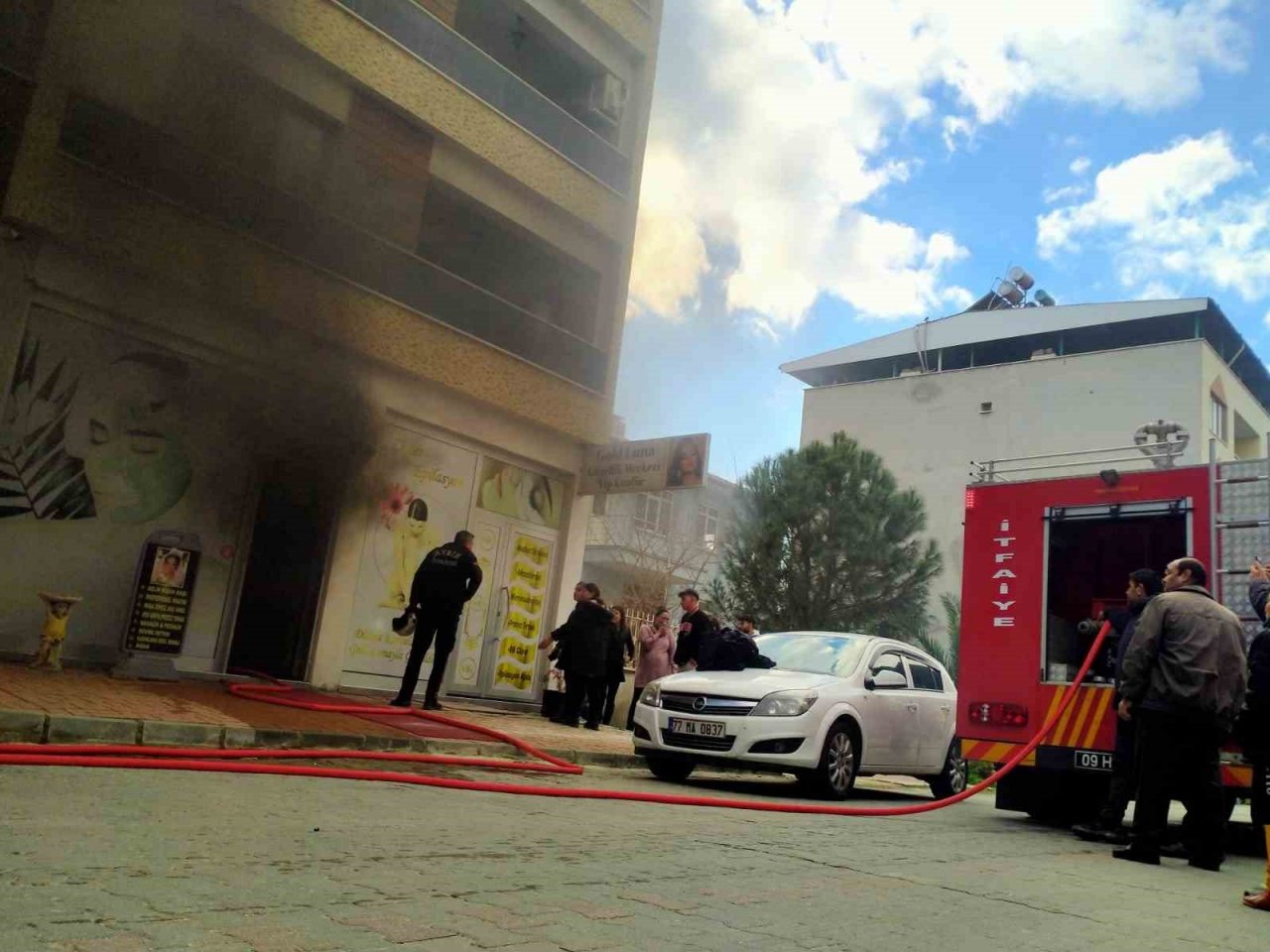 Güzellik merkezinde çıkan yangın panikletti