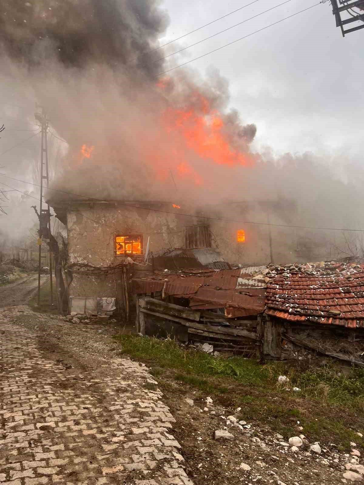 Bilecik’te ahşap ev çıkan yangında kül oldu