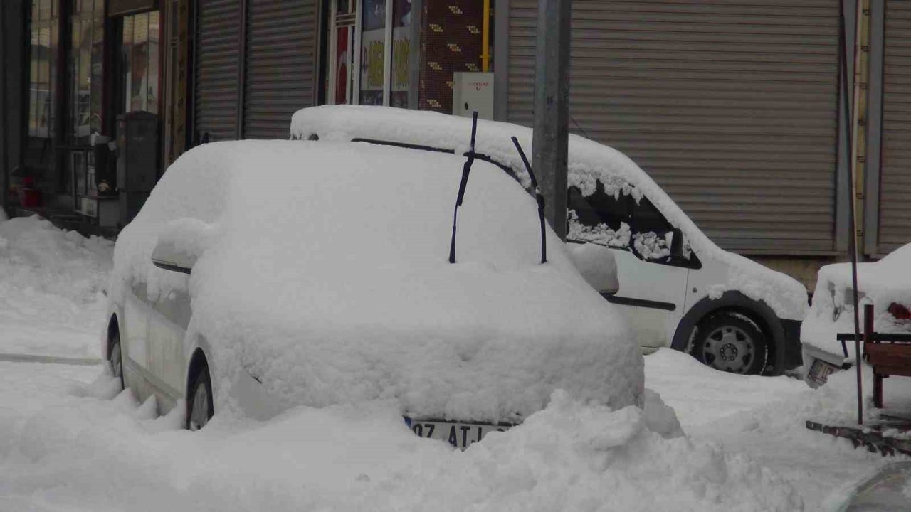 Ahlat’ta yoğun kar yağışı etkisini sürdürüyor