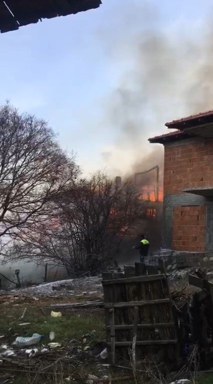 Burdur’da iki katlı müstakil bina alevlere teslim oldu
