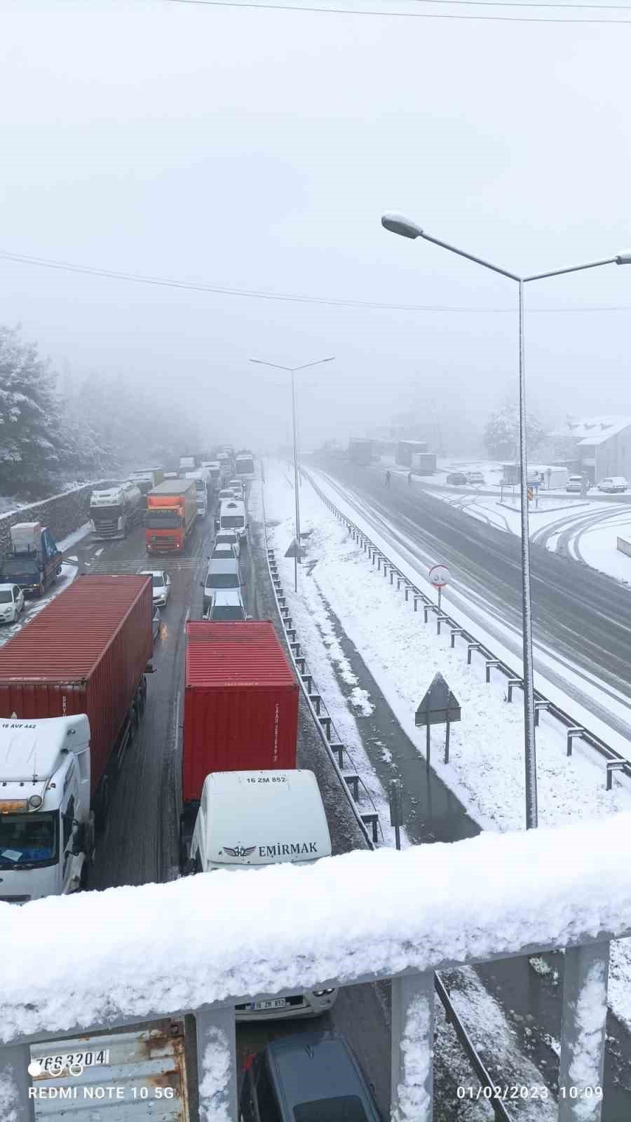 Karda kayan araçlar İstanbul yolunu trafiğe kapattı