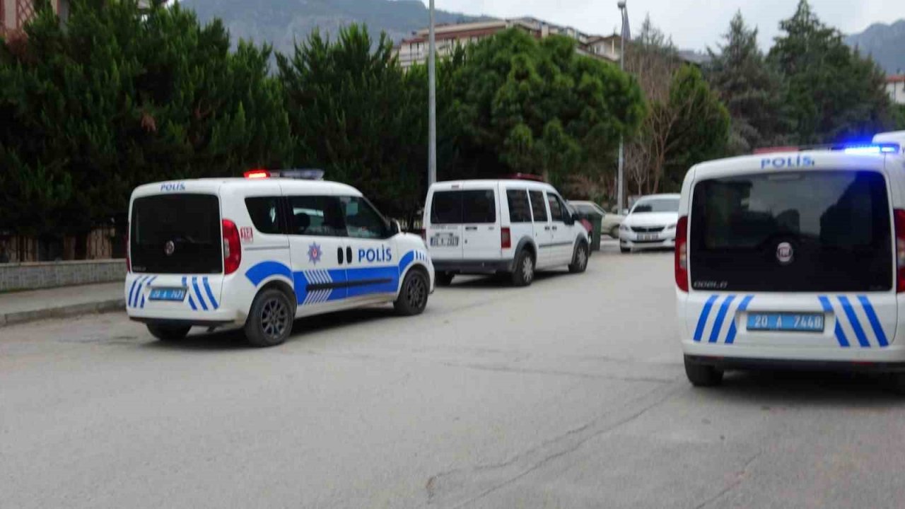 Polisten kaçan şüphelilerin aracından uzun namlulu silah düştü