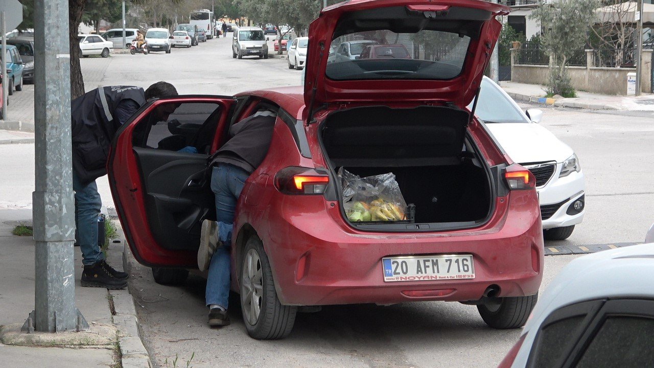 Polisten kaçan şüphelilerin aracından uzun namlulu silah düştü