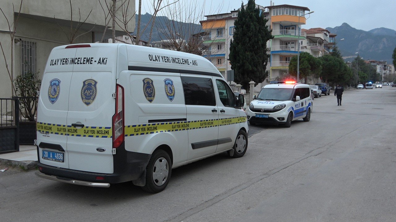 Polisten kaçan şüphelilerin aracından uzun namlulu silah düştü