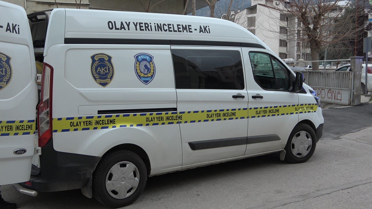 Polisten kaçan şüphelilerin aracından uzun namlulu silah düştü