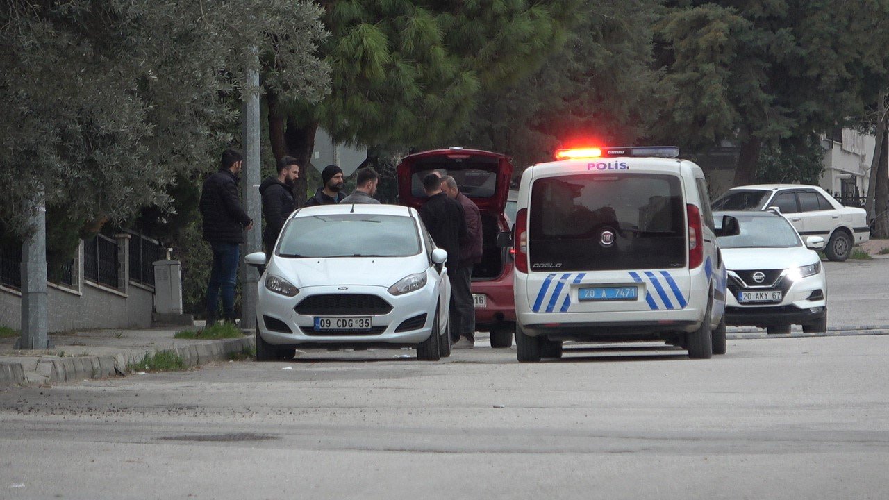 Polisten kaçan şüphelilerin aracından uzun namlulu silah düştü