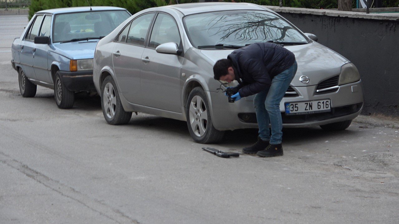 Polisten kaçan şüphelilerin aracından uzun namlulu silah düştü