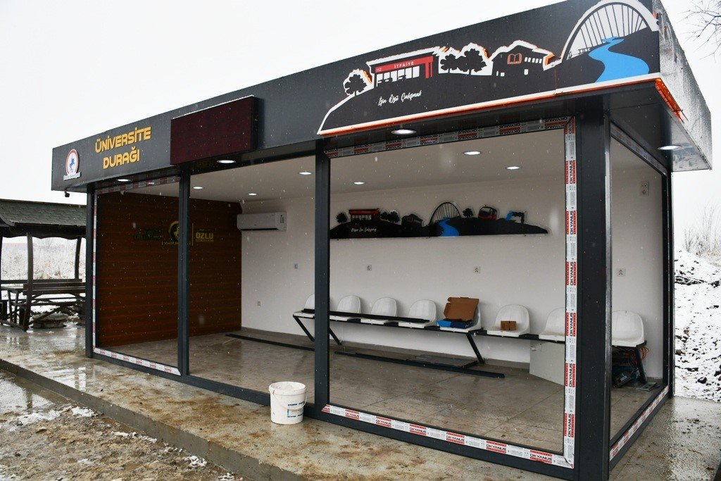 Hurda konteyner modern durak oldu