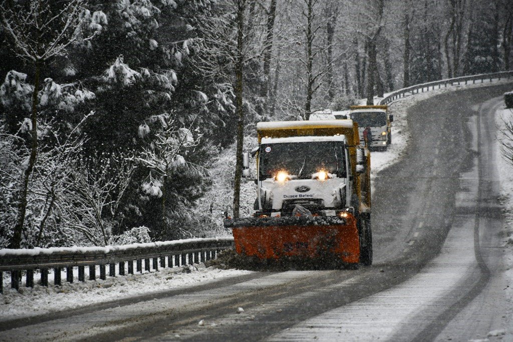 Karla mücadeleye başladılar