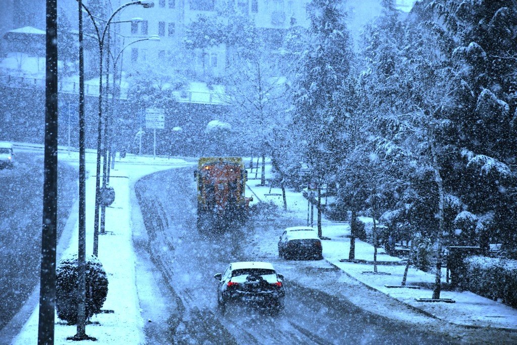 Karla mücadeleye başladılar