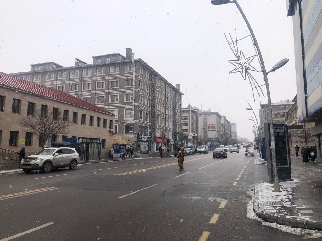 Erzurum’da kar yağışı etkili oluyor