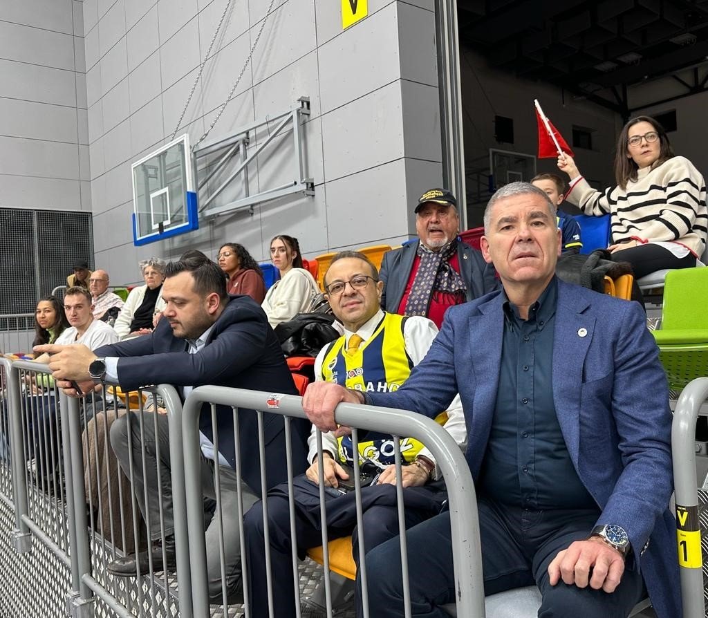 Egemen Bağış, Prag’da Fenerbahçe’yi yalnız bırakmadı