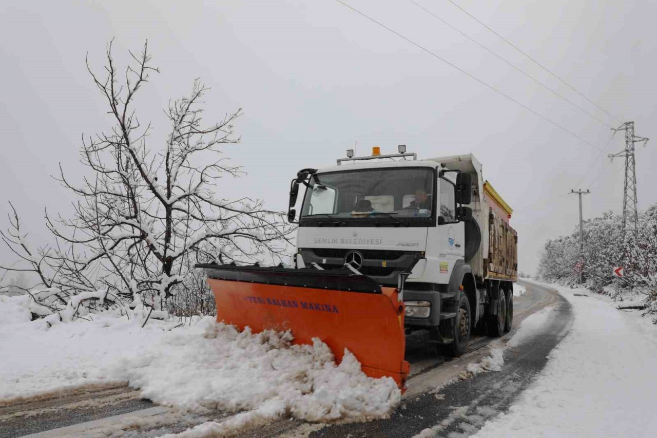 Gemlik’te kar mesaisi başladı
