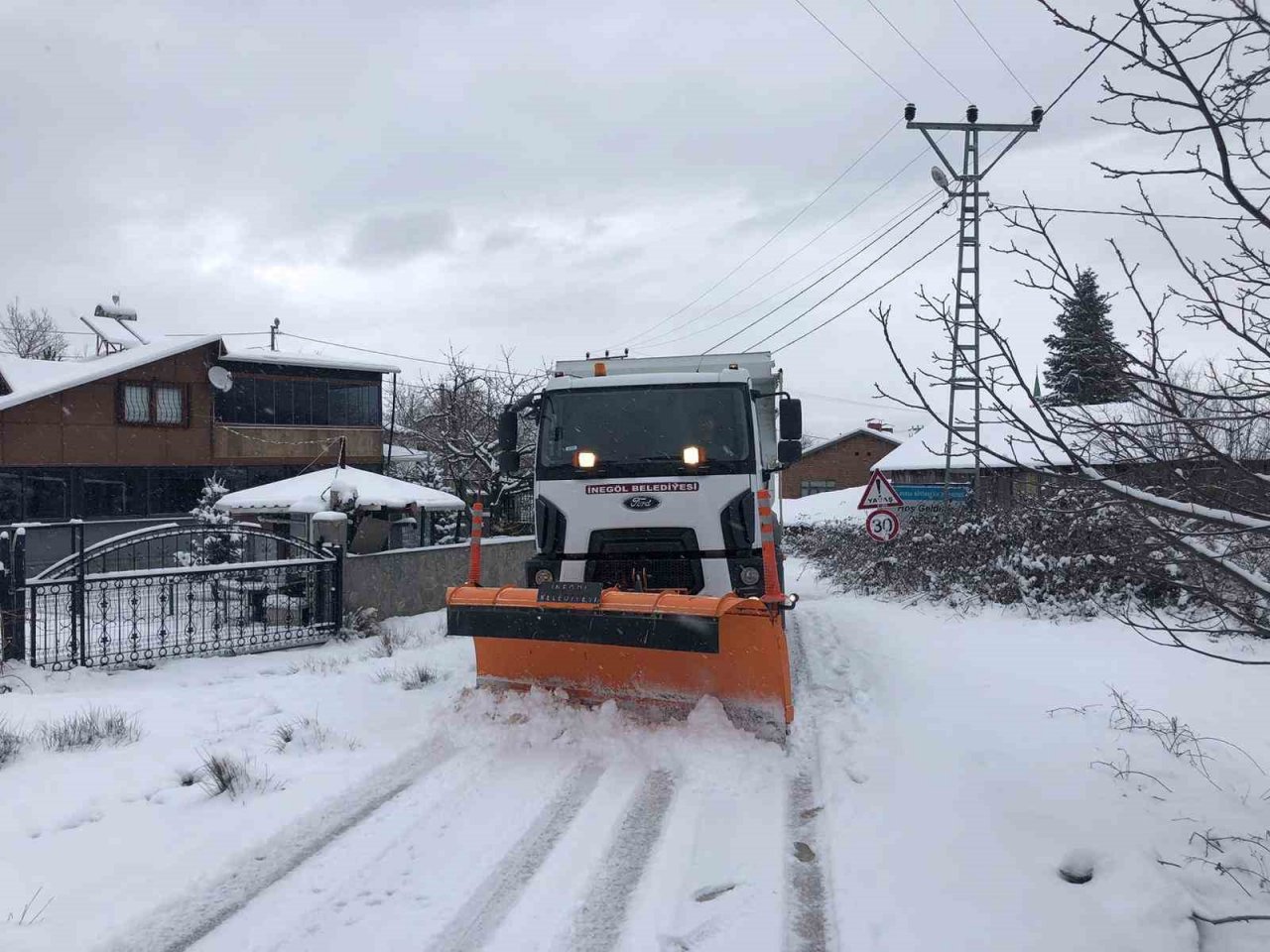 İnegöl’de karla kaplanan yollara anında müdahale