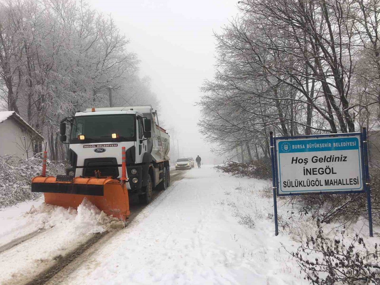İnegöl’de karla kaplanan yollara anında müdahale