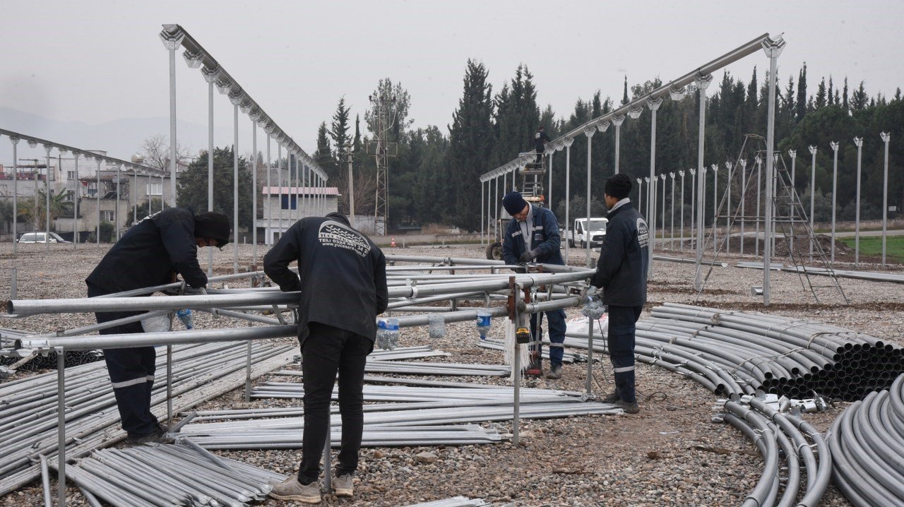 Her kadın bin çiçek serasında çalışmalar devam ediyor
