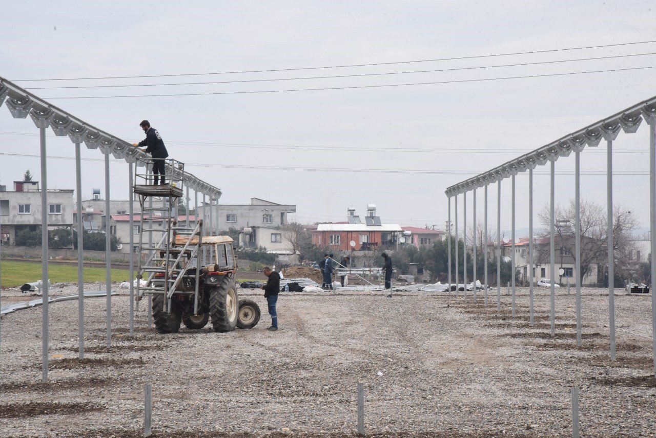 Her kadın bin çiçek serasında çalışmalar devam ediyor