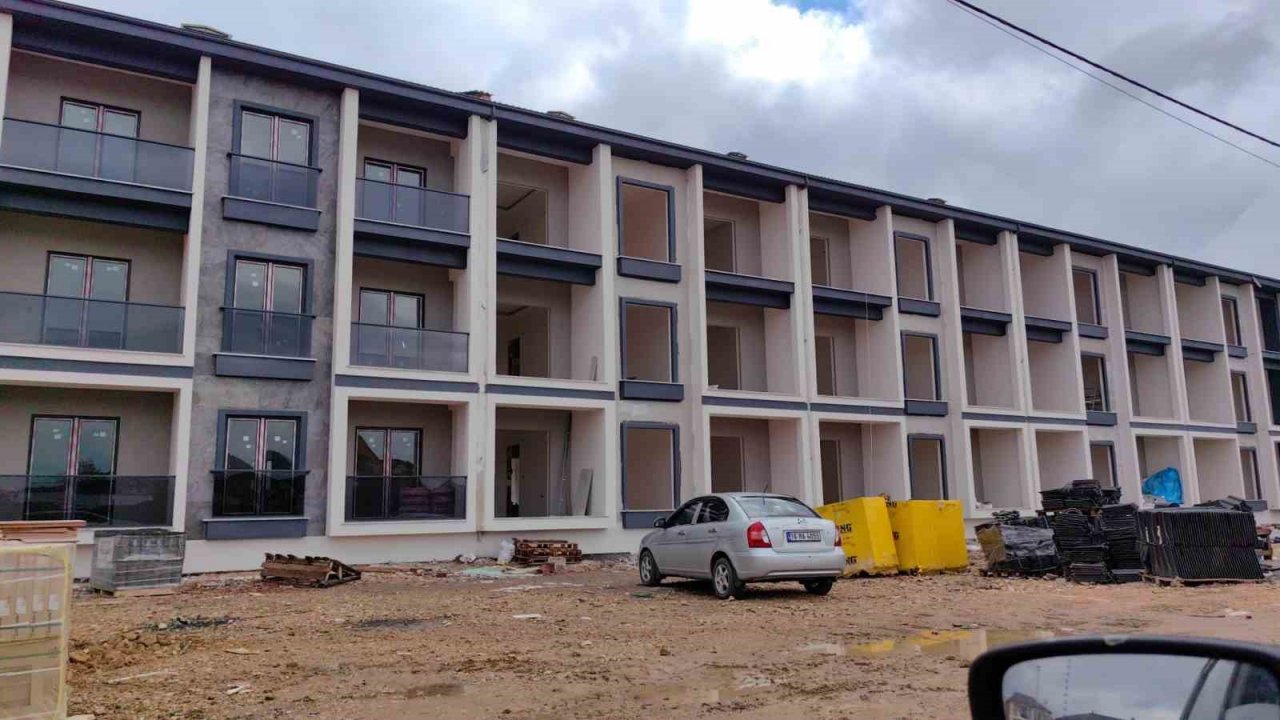 İnşaattan kardeşinin üzerine düştü..Tedavisi devam ediyor