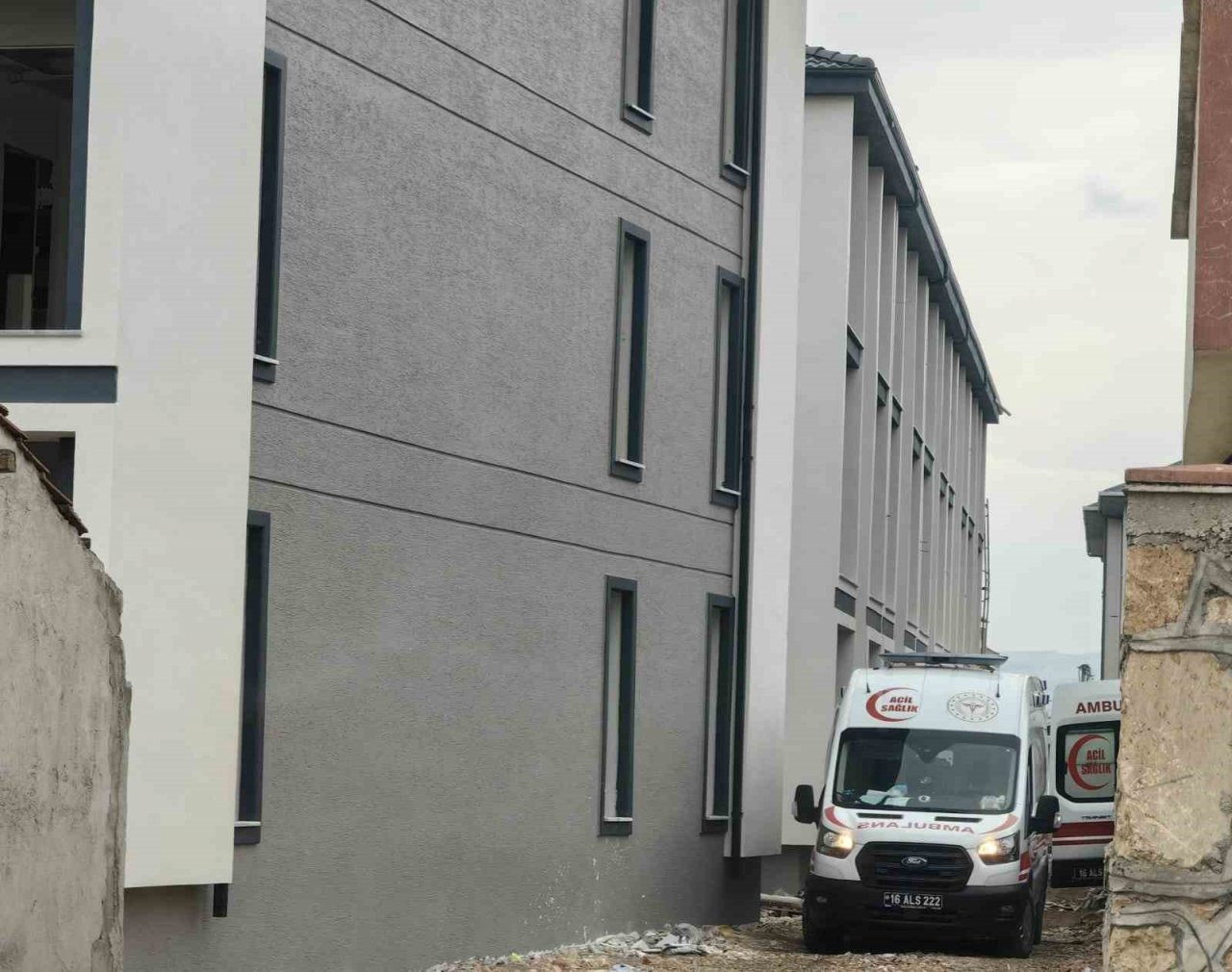 İnşaattan kardeşinin üzerine düştü..Tedavisi devam ediyor