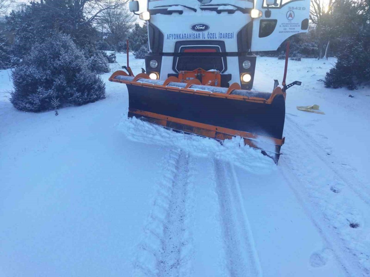 Afyonkarahisar’da karla mücadele çalışmaları sürüyor