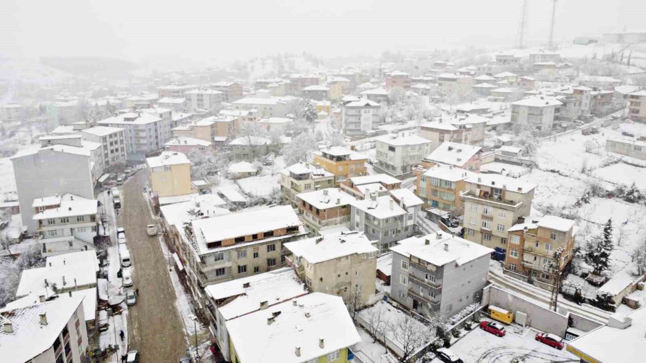 Kavak beyaz gelinliği giydi