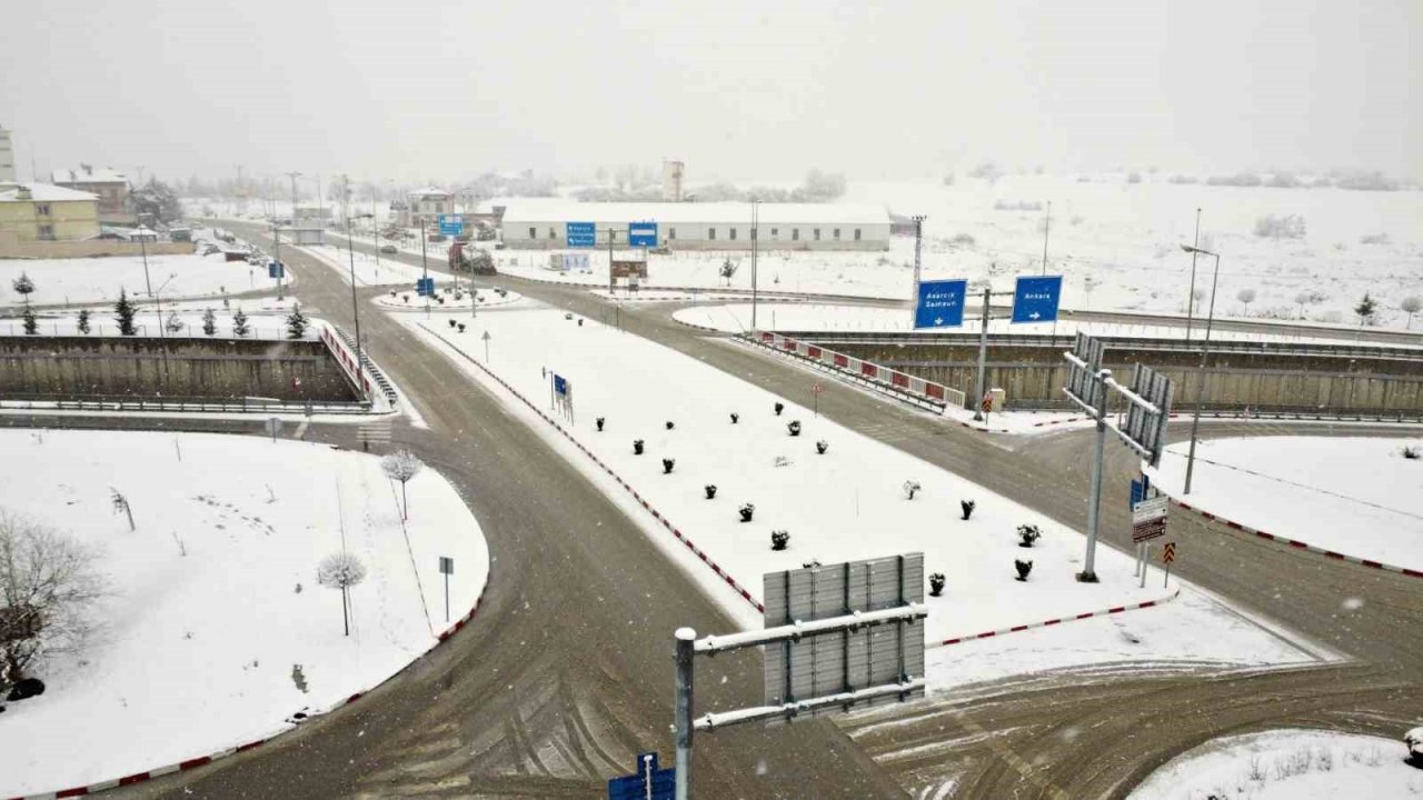 Kavak beyaz gelinliği giydi