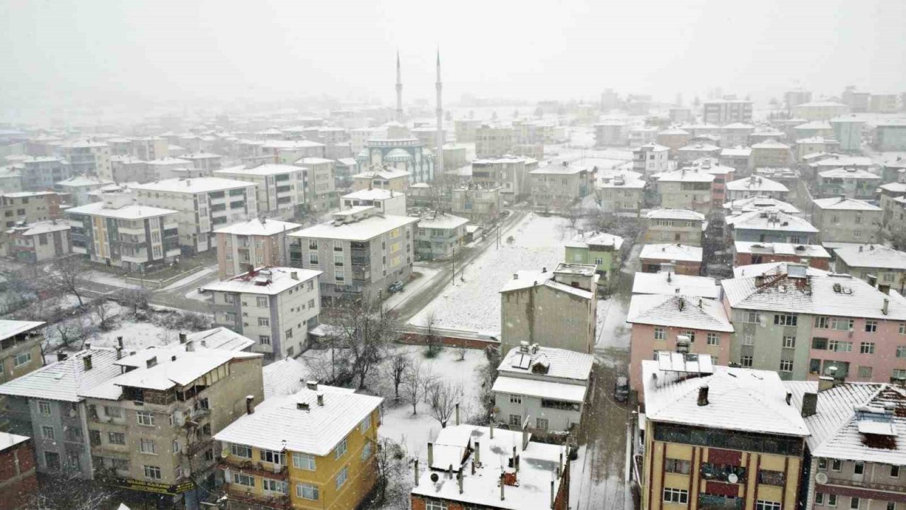 Kavak beyaz gelinliği giydi