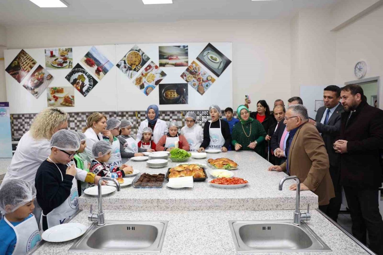 Başkan Büyükkılıç, özel çocuklarla hamburger yaptı