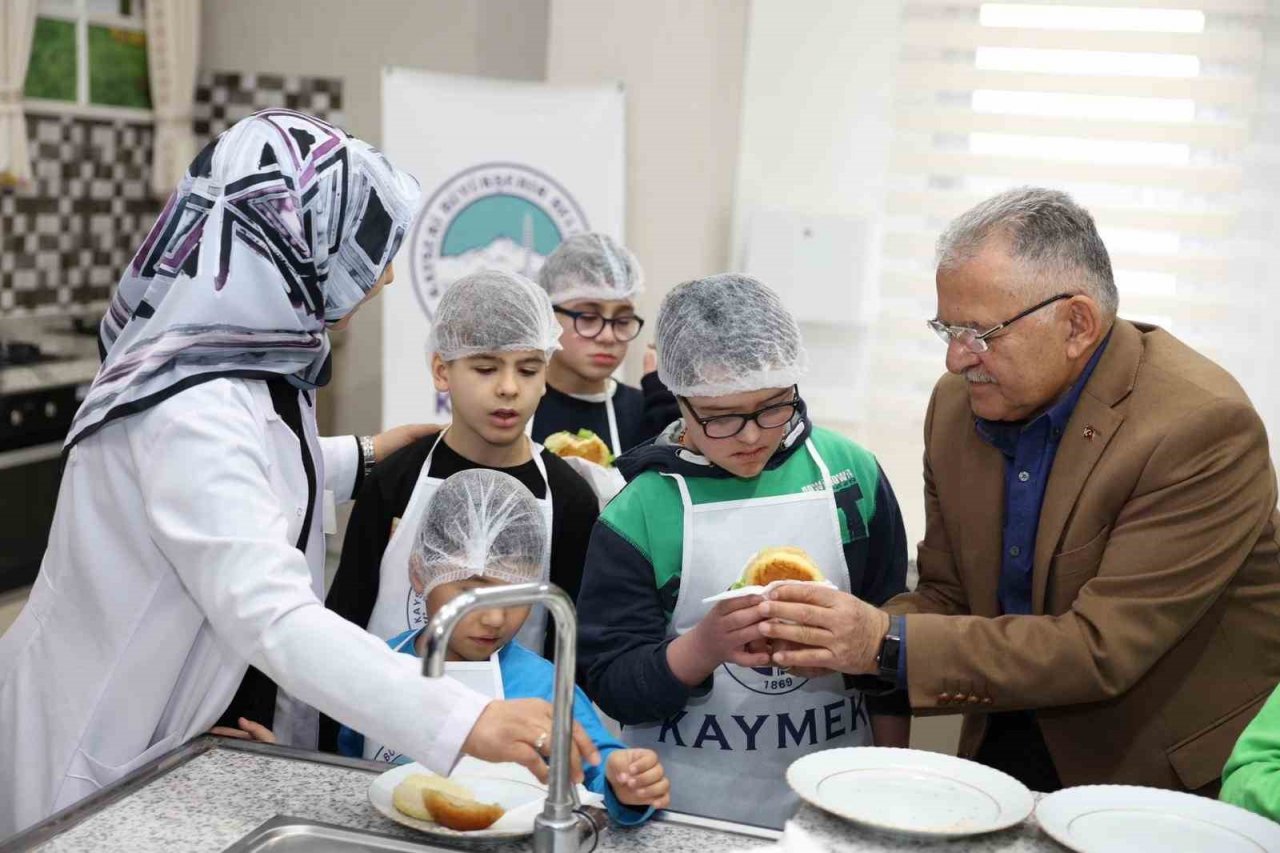 Başkan Büyükkılıç, özel çocuklarla hamburger yaptı