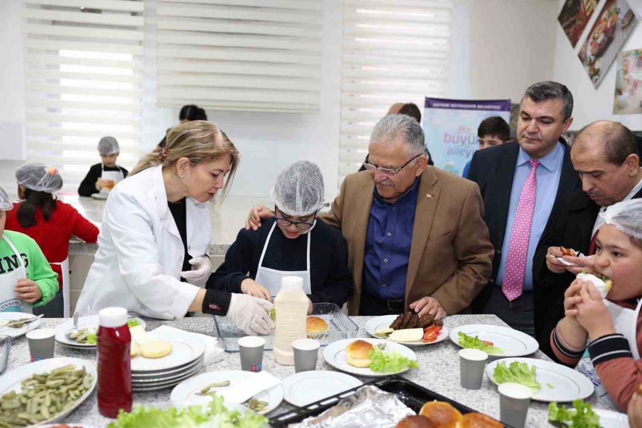 Başkan Büyükkılıç, özel çocuklarla hamburger yaptı