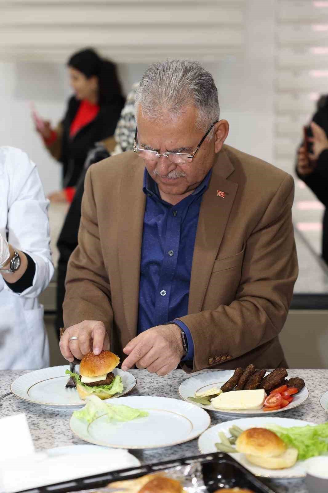 Başkan Büyükkılıç, özel çocuklarla hamburger yaptı