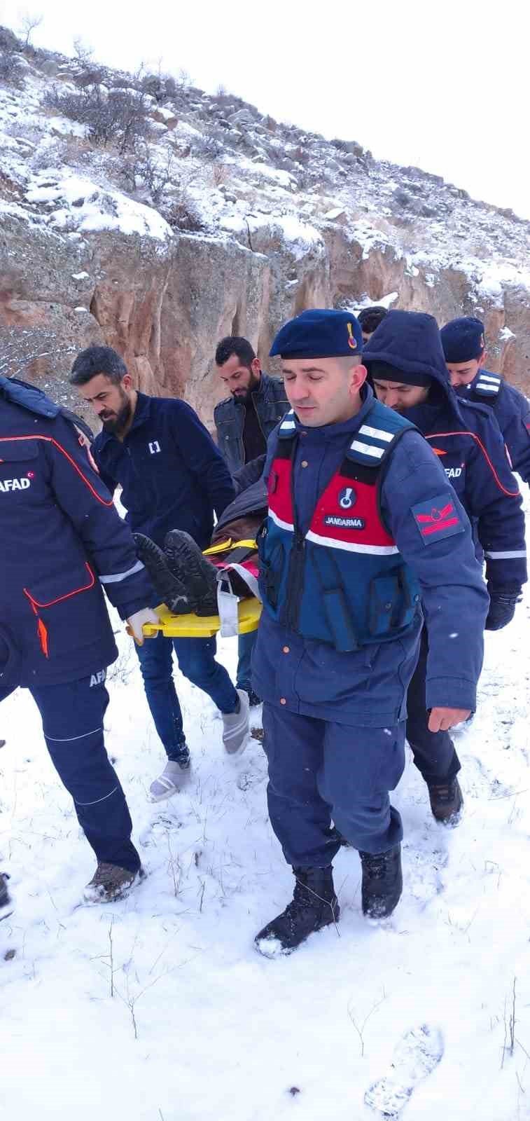 Bunalıma girdi, kayalıklardan atladı