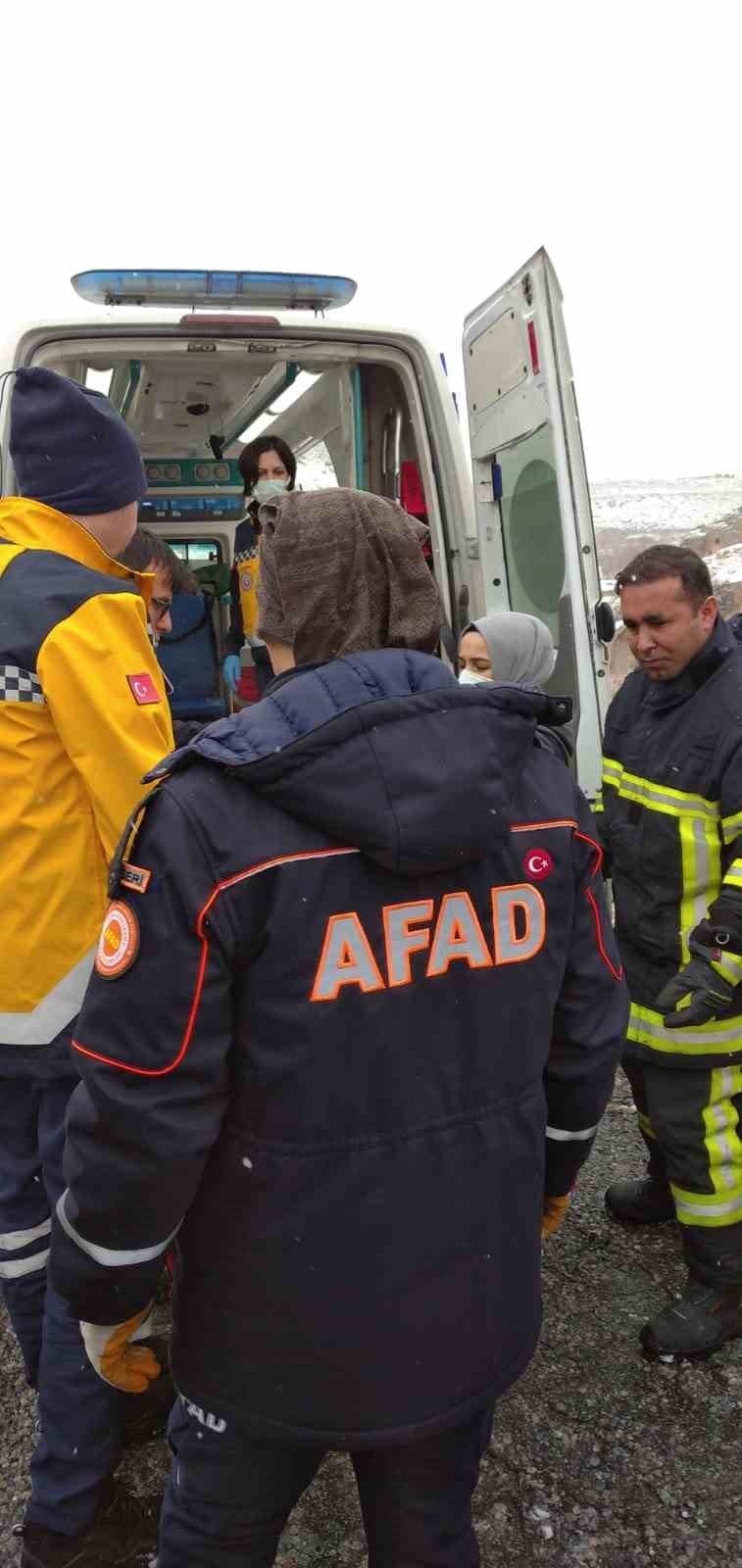 Bunalıma girdi, kayalıklardan atladı