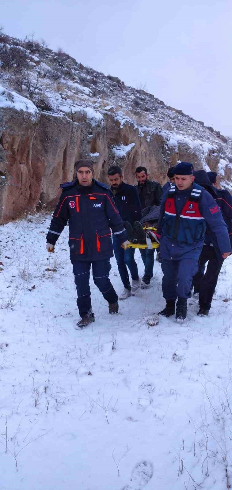 Bunalıma girdi, kayalıklardan atladı