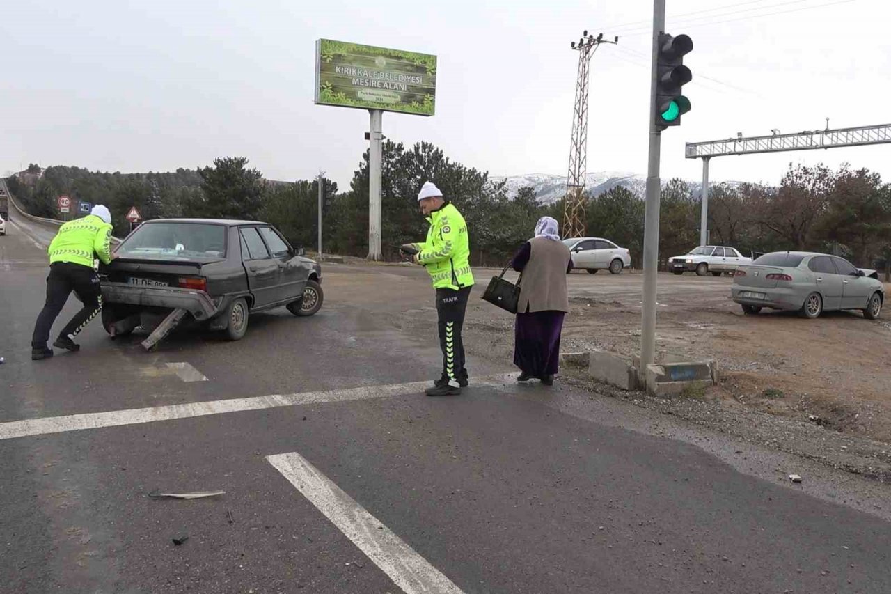 İki otomobil kavşakta çarpıştı: 1 yaralı