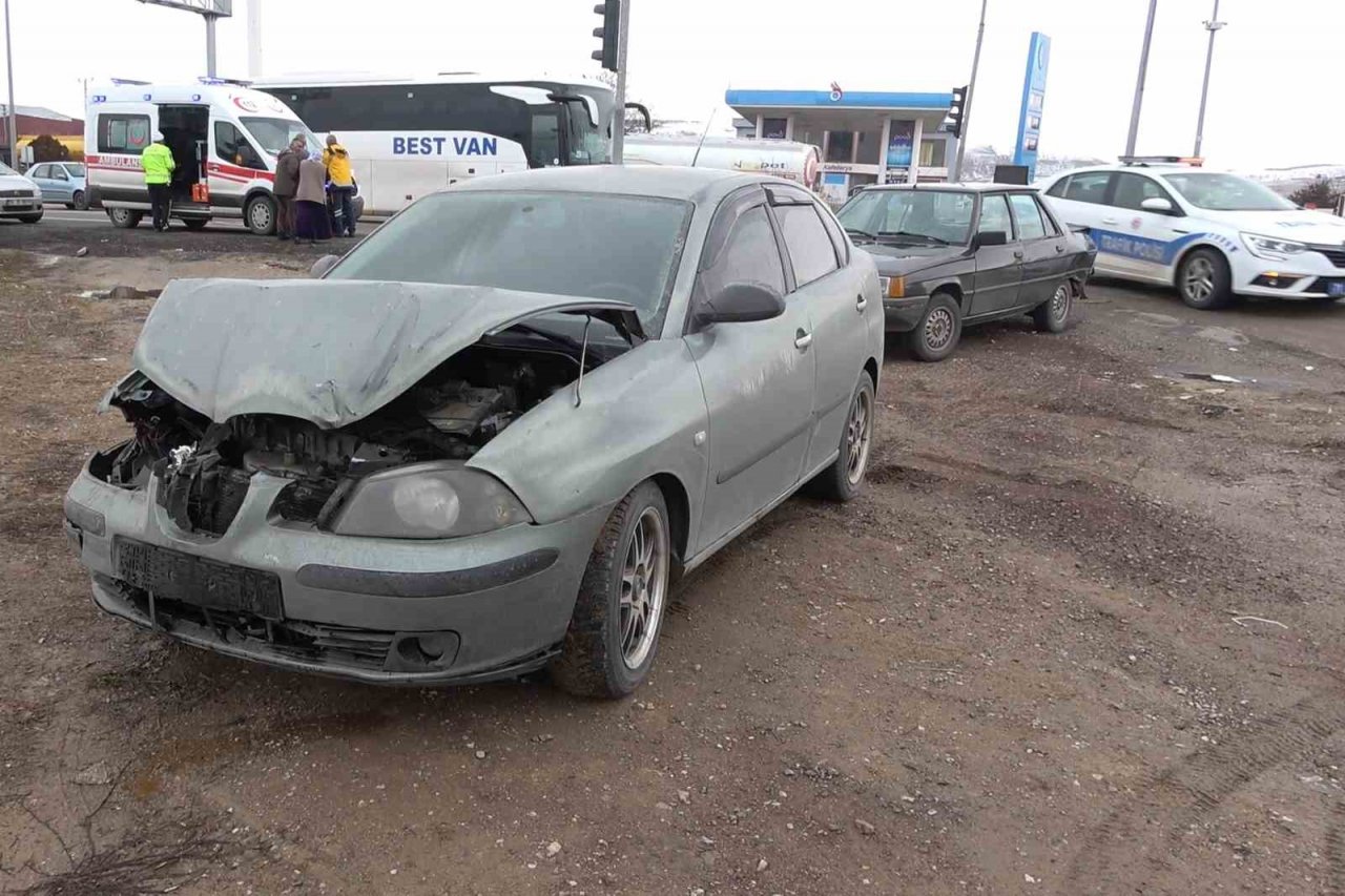 İki otomobil kavşakta çarpıştı: 1 yaralı