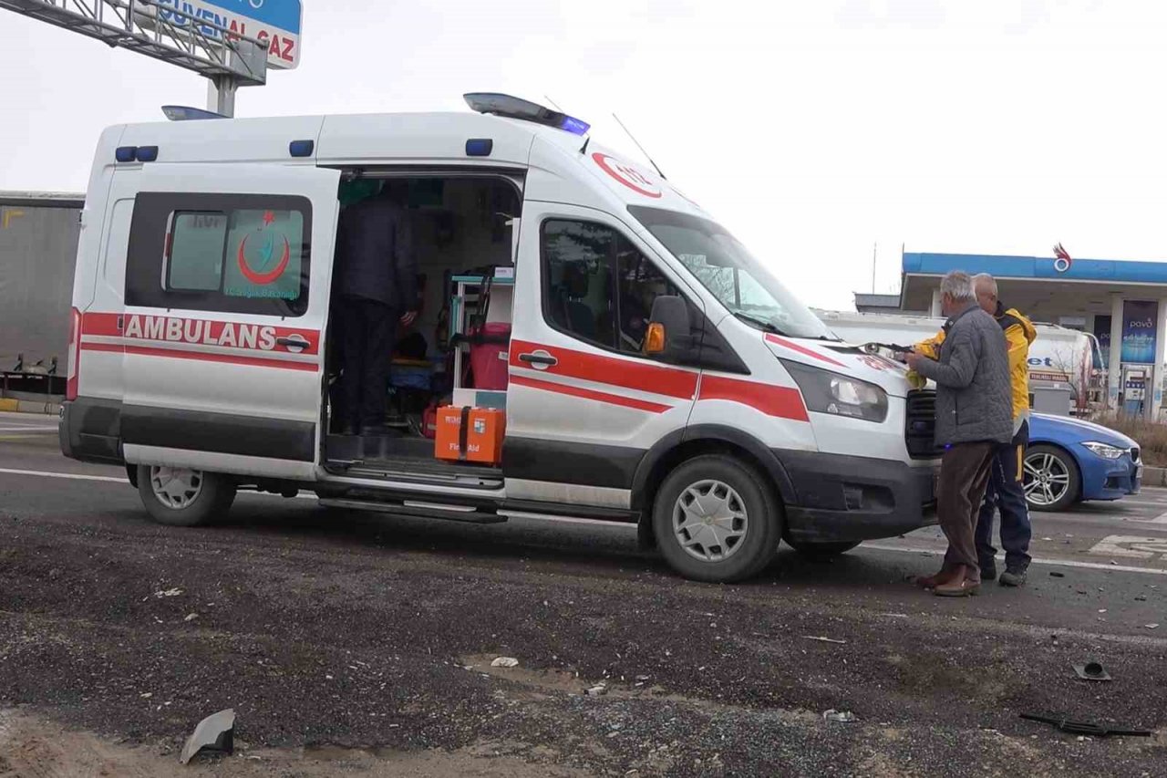 İki otomobil kavşakta çarpıştı: 1 yaralı