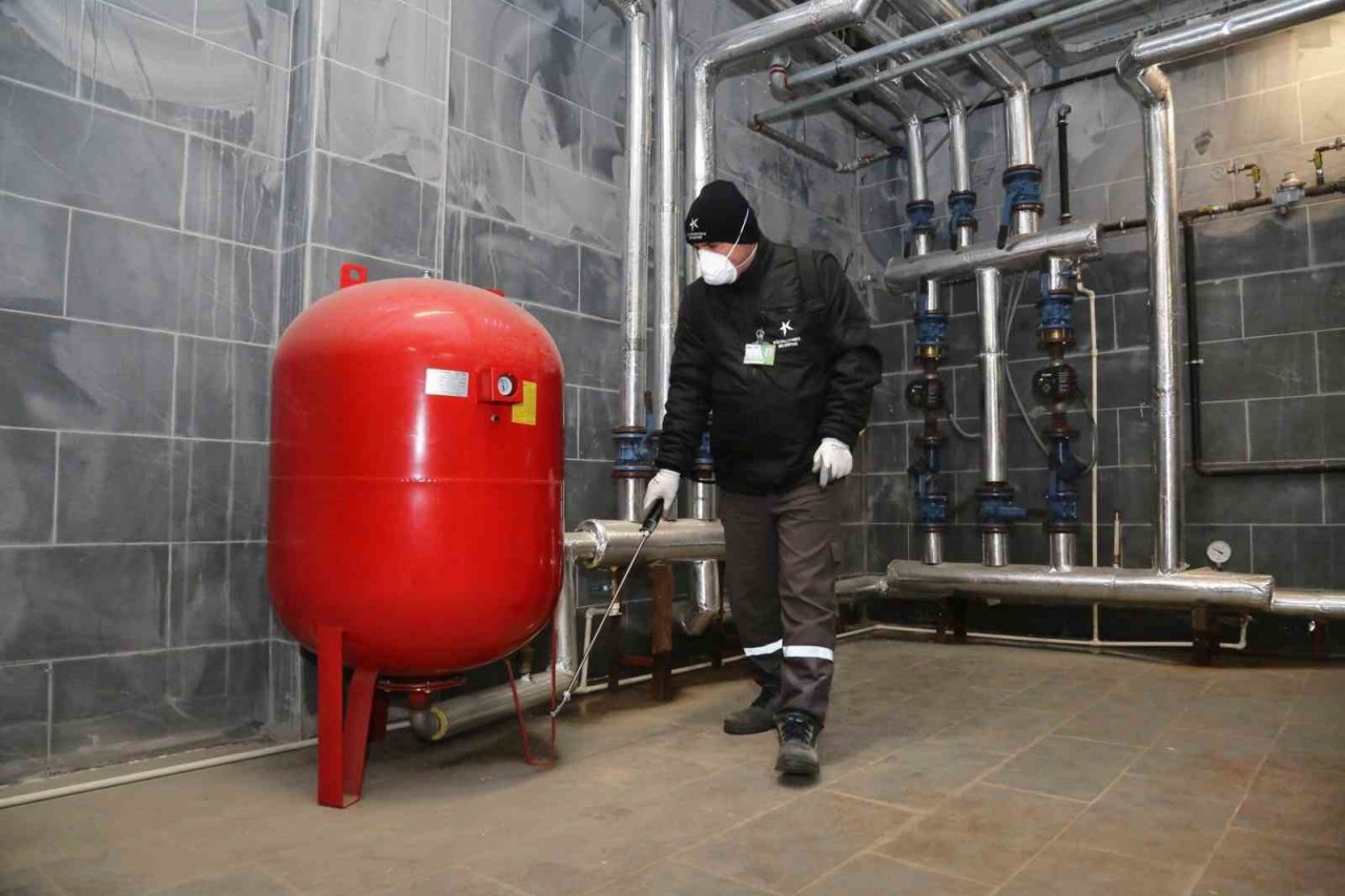 Küçükçekmece’deki 200 okulda dezenfeksiyon ve ilaçlama çalışması yürütülüyor