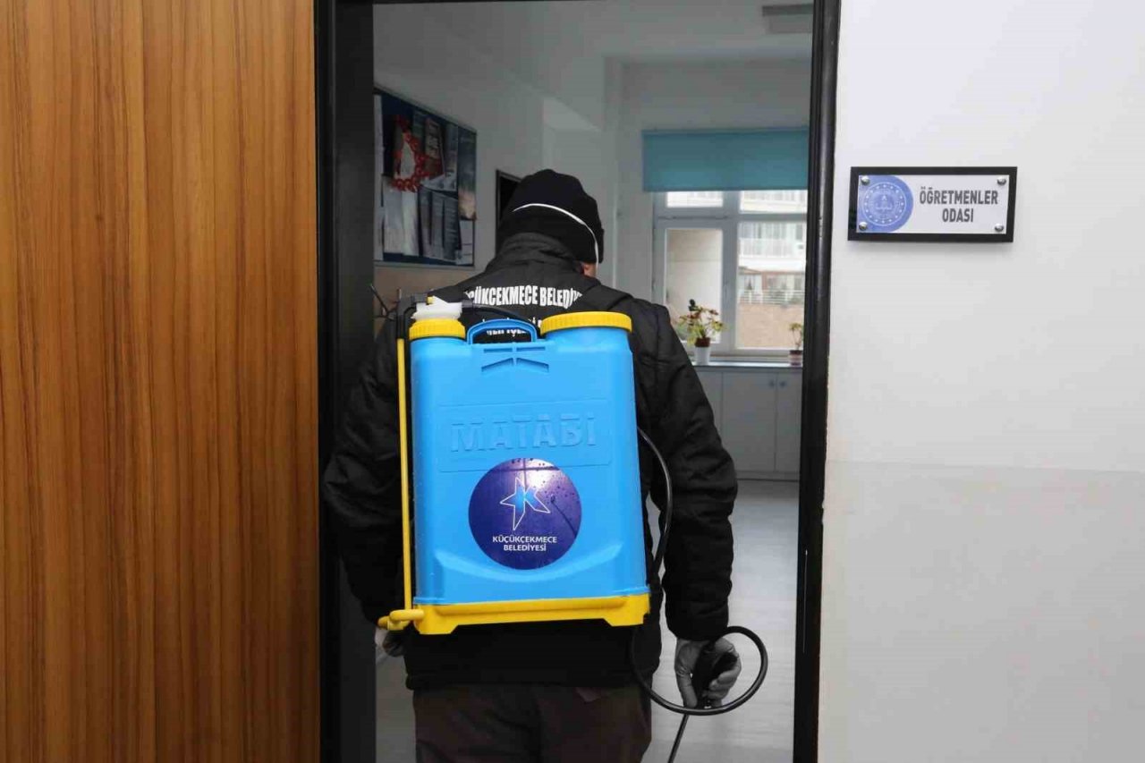 Küçükçekmece’deki 200 okulda dezenfeksiyon ve ilaçlama çalışması yürütülüyor