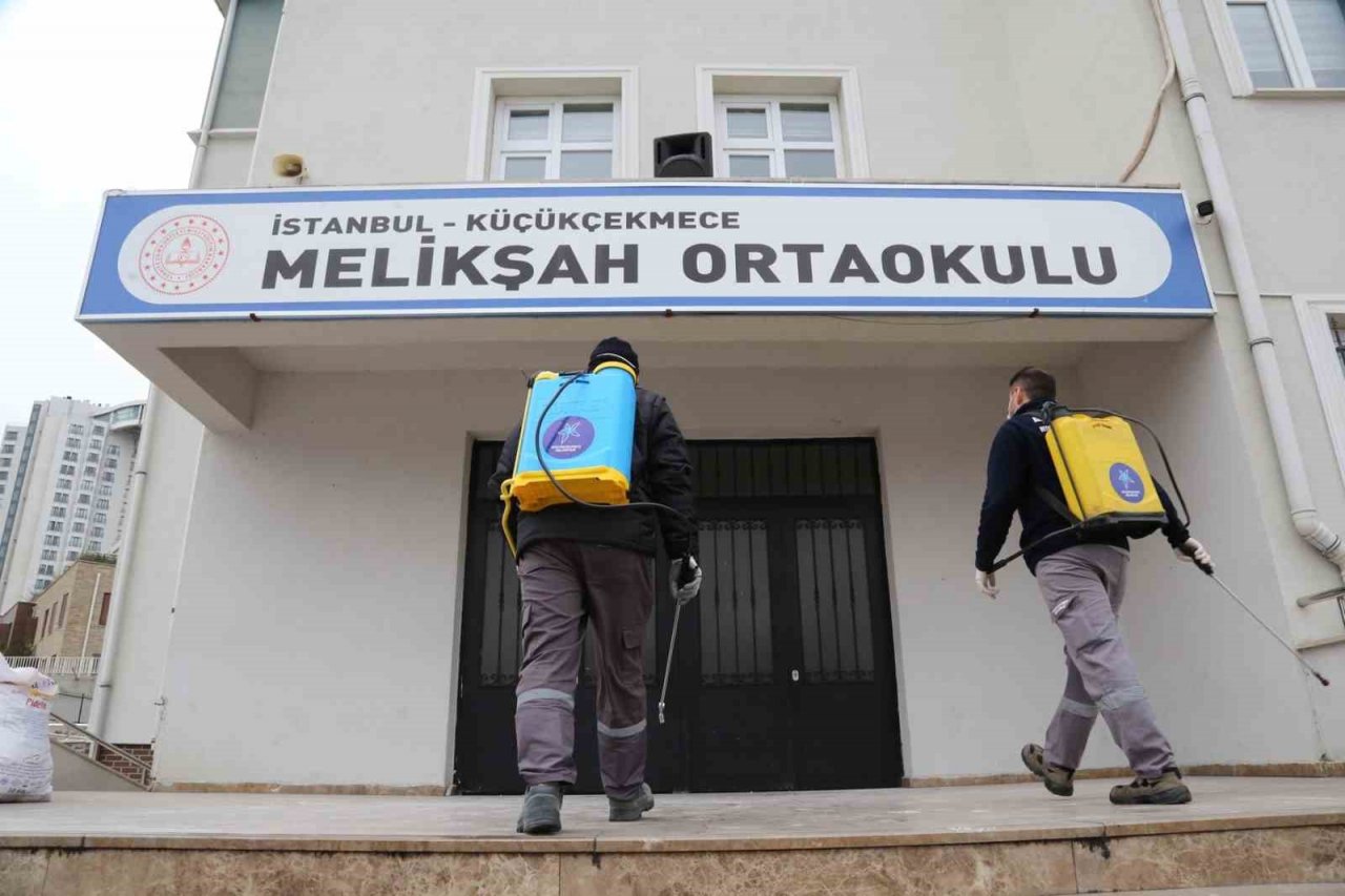Küçükçekmece’deki 200 okulda dezenfeksiyon ve ilaçlama çalışması yürütülüyor