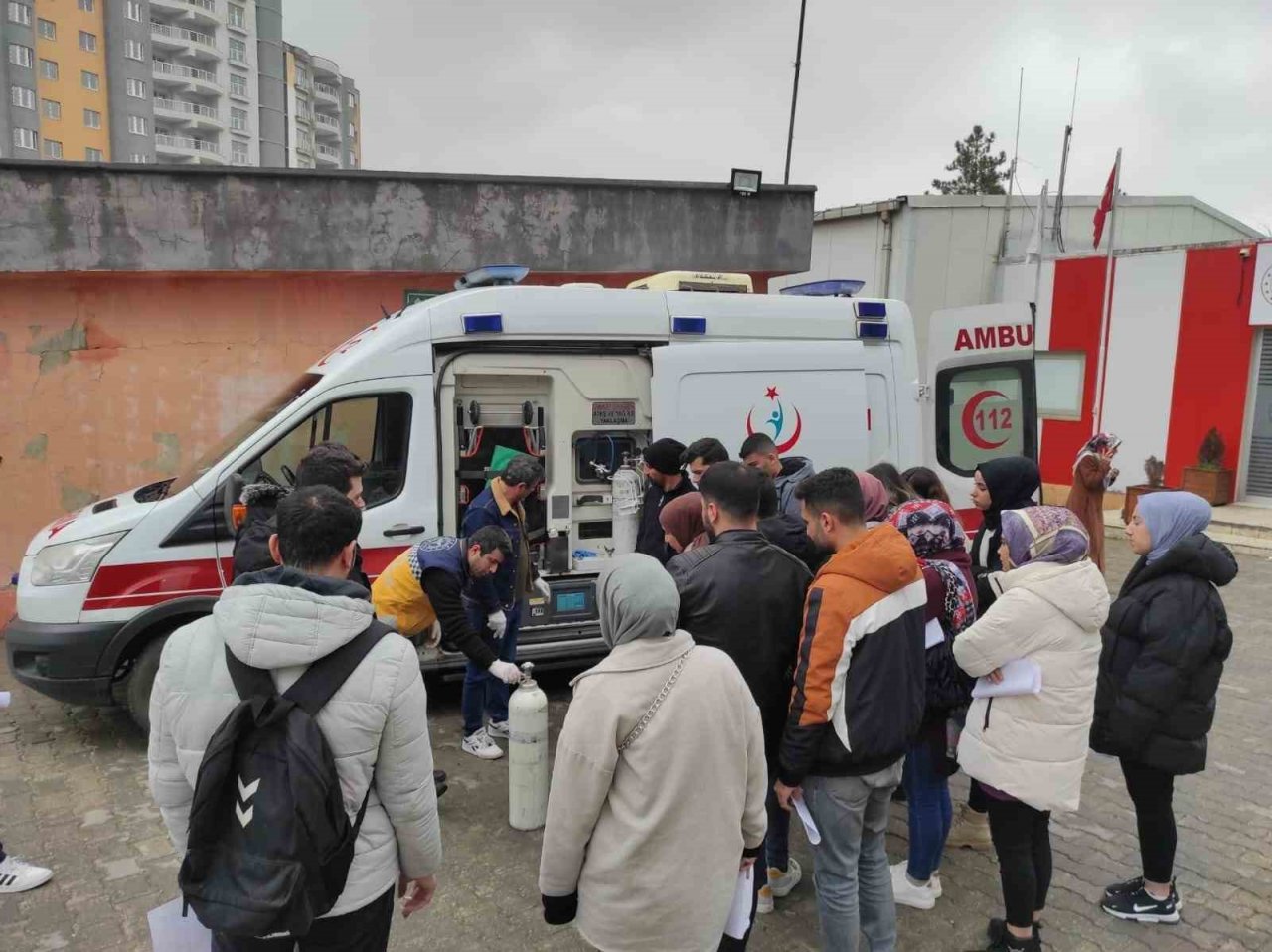 Sağlık personeline oksijen tüpleri ve oksijen kullanımı eğitimi verildi