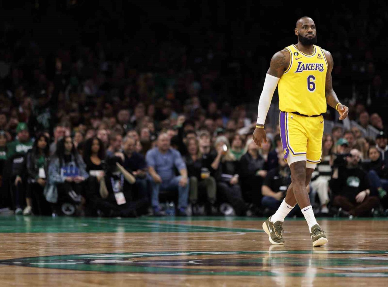 LeBron James triple-double yaptı, Lakers iki maç sonra kazandı