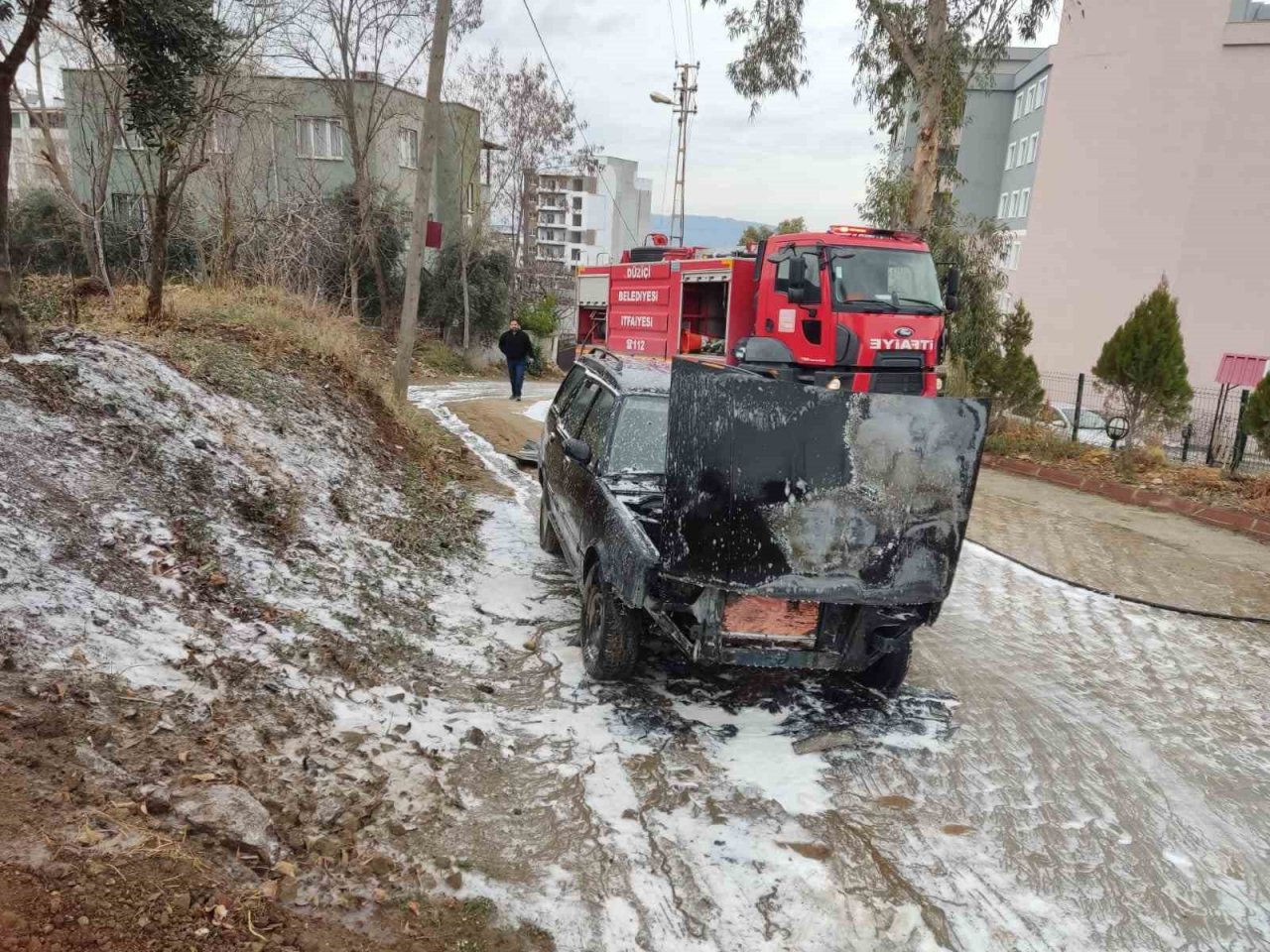 Osmaniye’de araç yangını