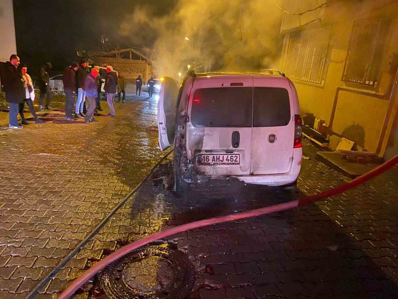 Park halindeki araç alev alev yandı